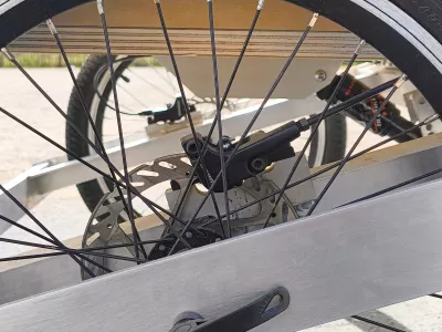 Remorque plateau suspendue avec freins à disques hydrauliques